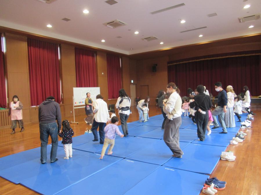 親子で英語の曲に合わせて動いて楽しむ様子