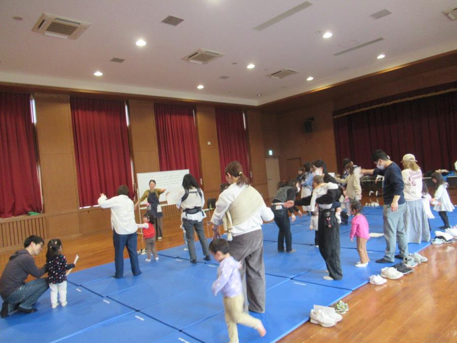 英語の曲に合わせて止まったり動いたりしている親子の様子