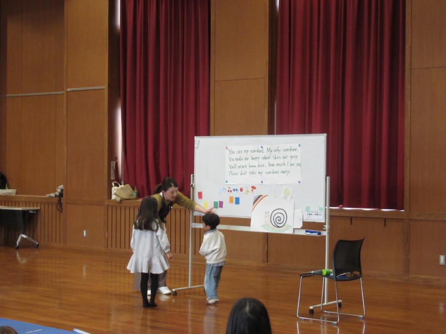 子どもが二人でホワイトボードに貼ってある色のことを英語で答えている様子