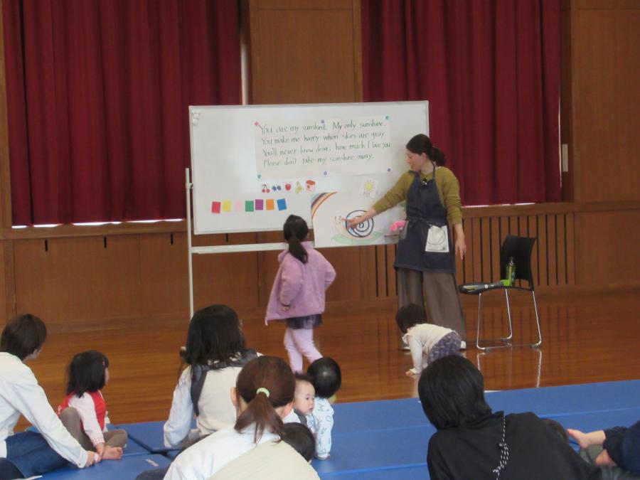 一人の女の子が色を英語で答えている様子