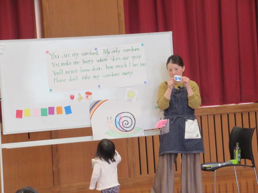 女の子が色を英語で答える様子