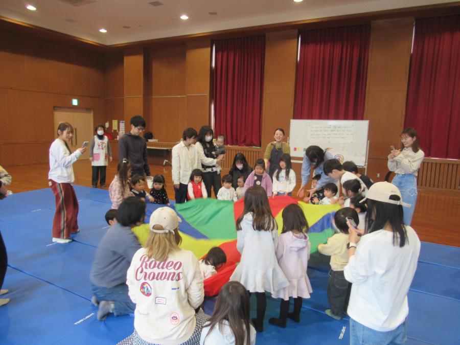 パラバルーンをみんなで持っている様子