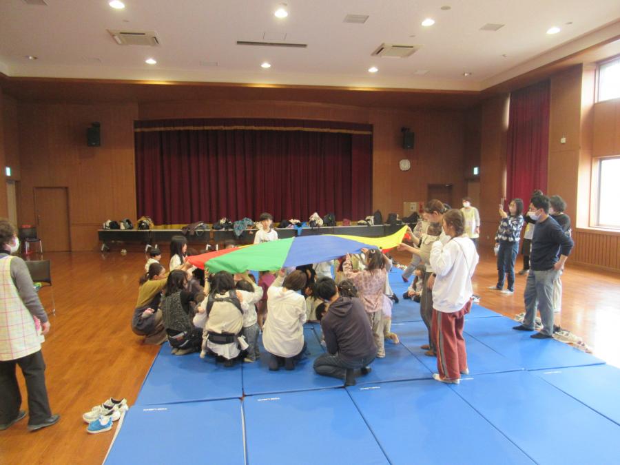 パラバルーンの中に入る子どもたちの様子