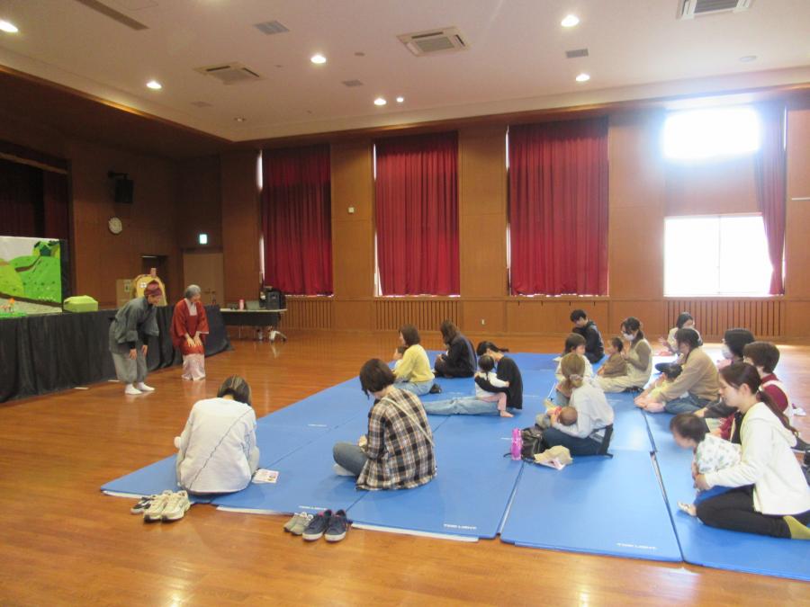 手遊びをしている会場の様子