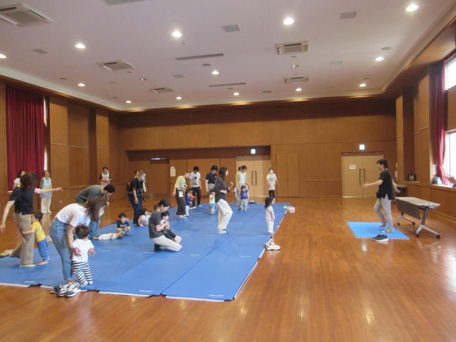 体操をしている親子の様子