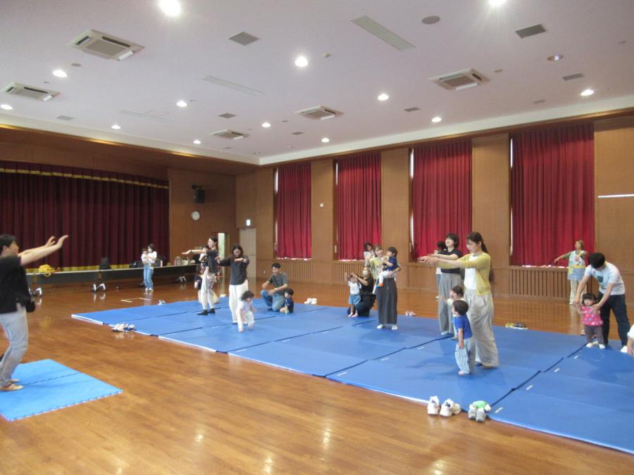親子体操を楽しむ親子の様子