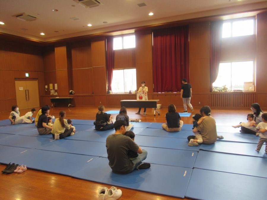 読み聞かせを見たり聞いたりしている会場の様子