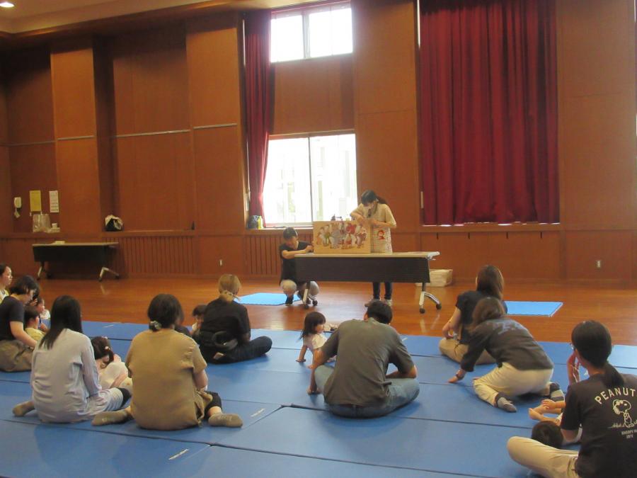 読み聞かせを見たり聞いたりしているところ