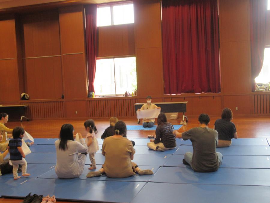 タオルちゃんの音楽に合わせて遊ぶ様子
