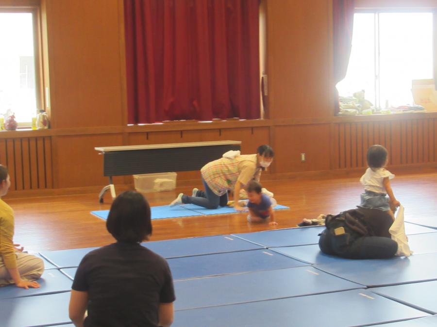カメのように背中にタオルを乗せて四つん這いで歩く遊び