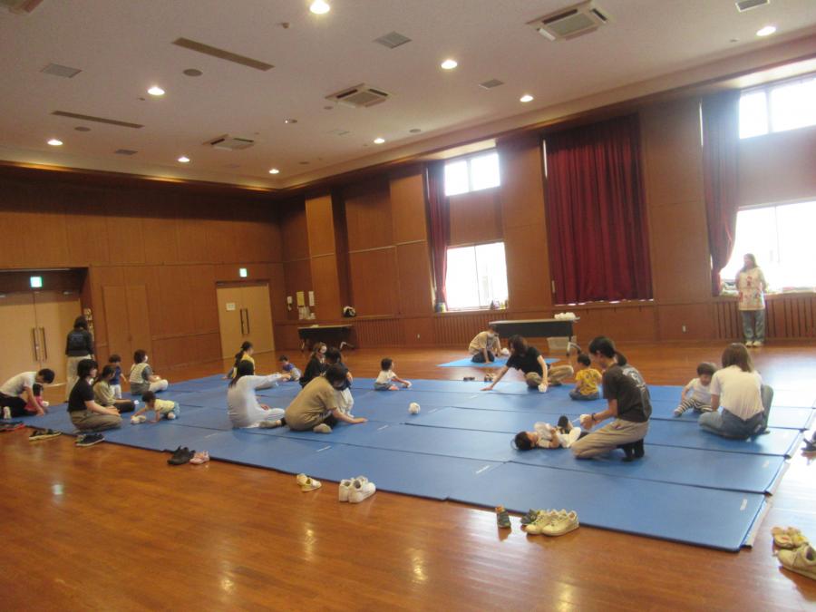 子どもを横に寝かせて触れ合い遊びをするところ