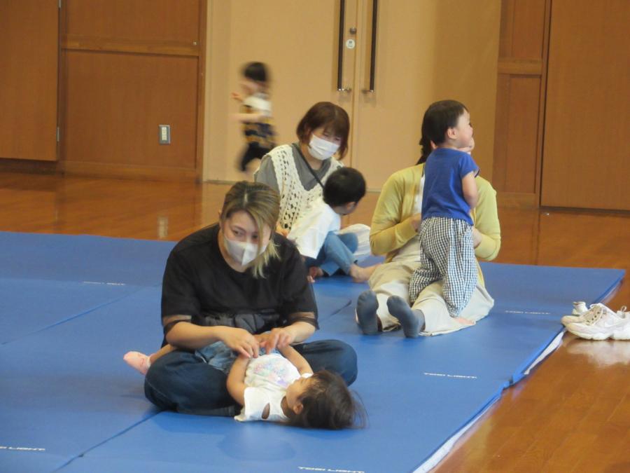 親子で触れ合い遊びをする様子