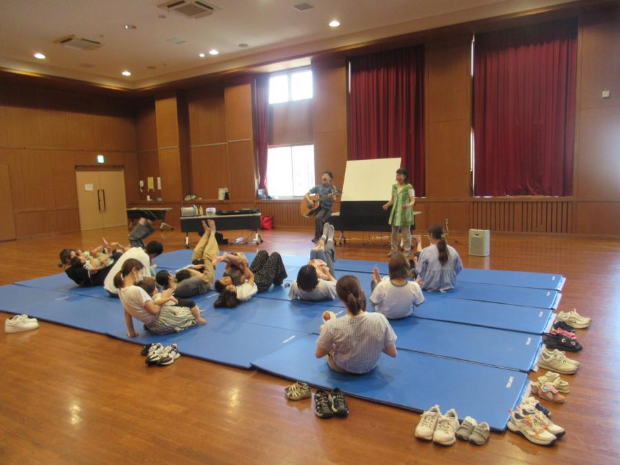 触れ合い遊びの中で、親子で急ブレーキでひっくり返っているところ