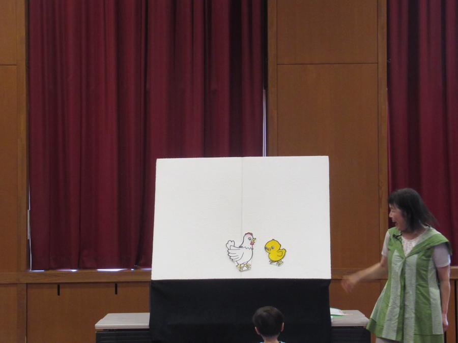 ひよことニワトリの親子のパネルを貼ってあるところ