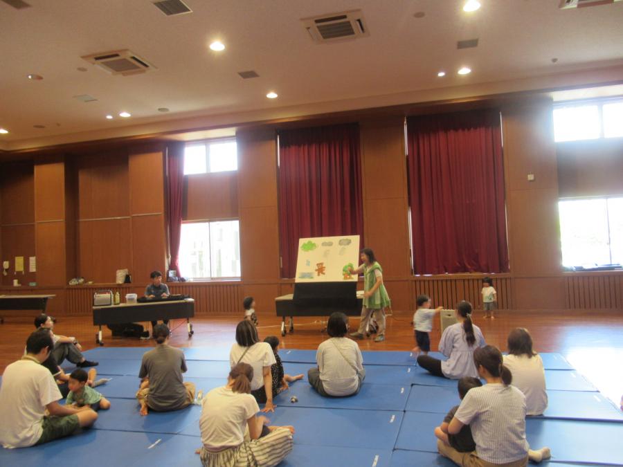 雨降りクマの子の曲に合わせてパネルシアターをしている様子