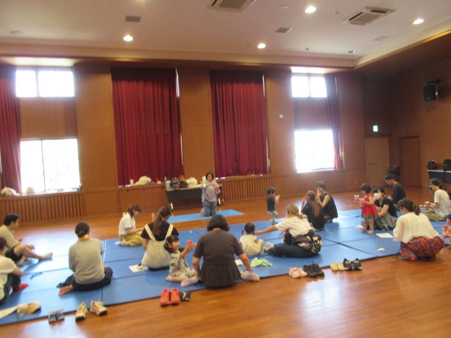 鎖をカップに入れて遊ぶ様子