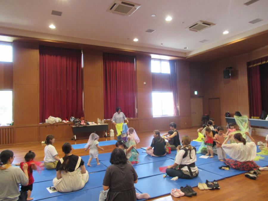布を使って遊ぶ様子