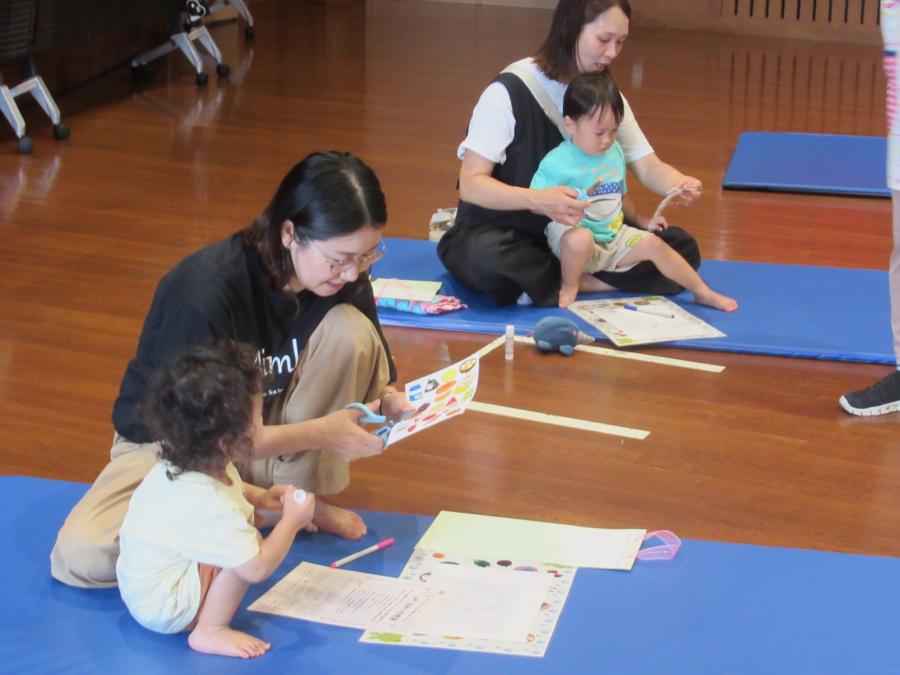 何組かの親子が製作をしている様子