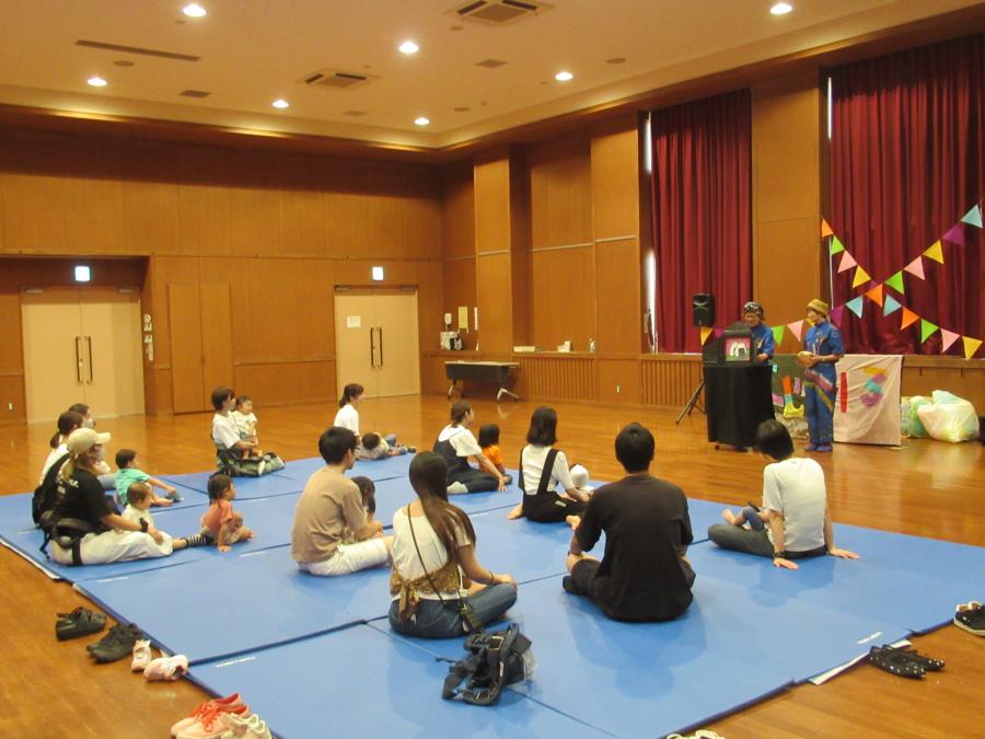 紙芝居を観ている会場の様子