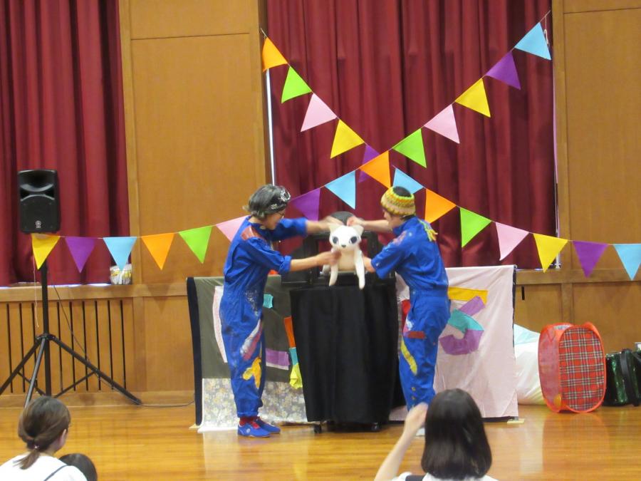 猫ちゃんのぬいぐるみを使ってパントマイムの様子