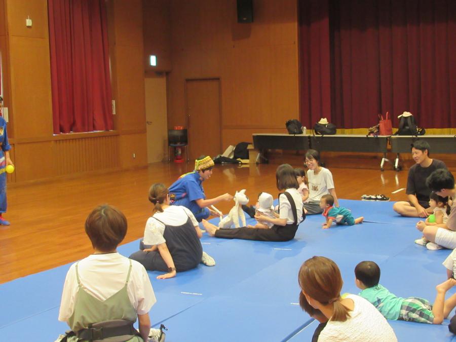 猫ちゃんが客席にも来て、子どもの所でスリスリしている様子