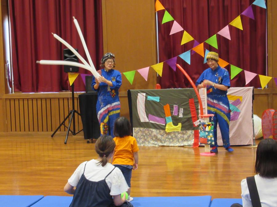 細長い風船をいくつか膨らませる様子