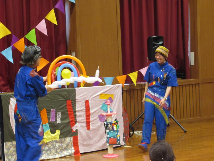 虹のバルーンアートの様子