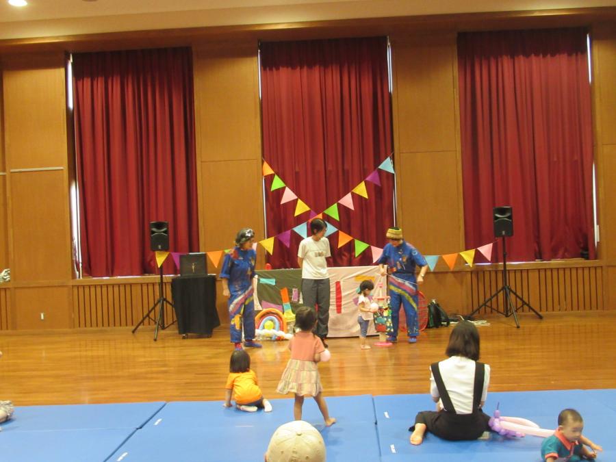 一組の親子が手伝いに呼ばれて、前に出てきたところ