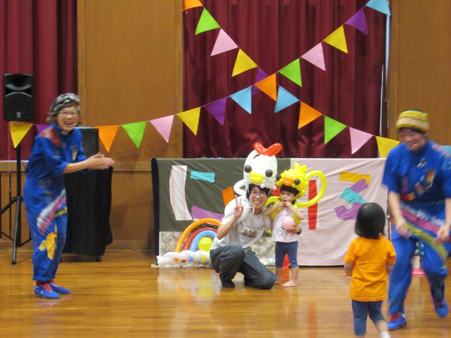 親子でニワトリとひよこになって、ピースをしている所