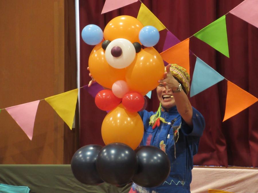 クマさんの大きなバルーンが出来上がったところ
