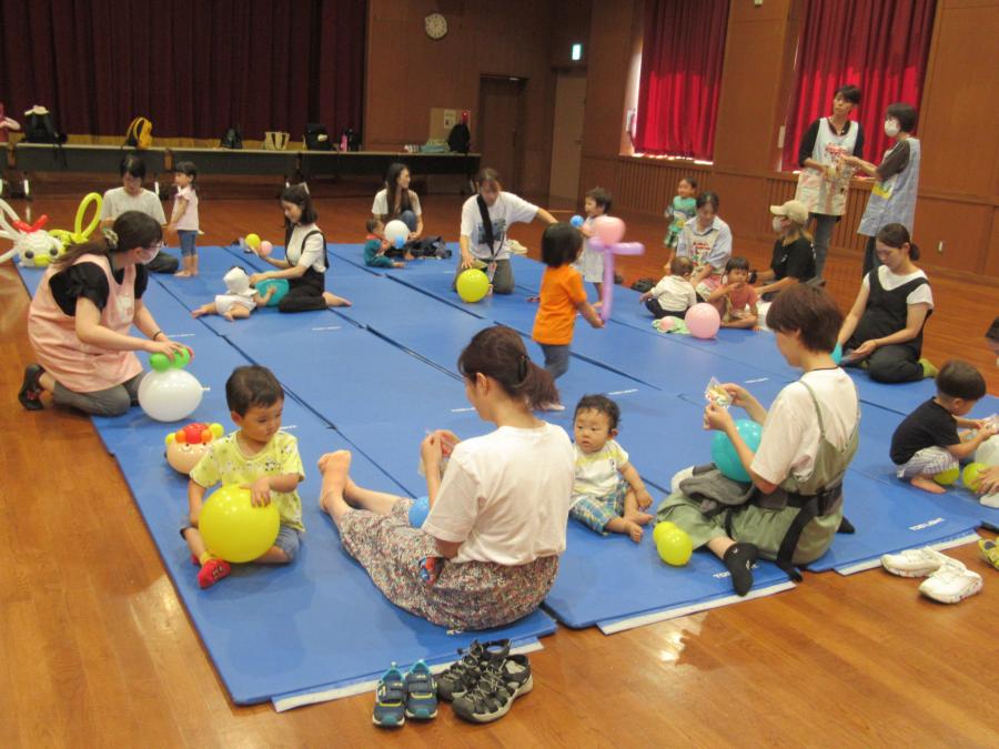 親子で材料をもらって、歩く動物を作る様子