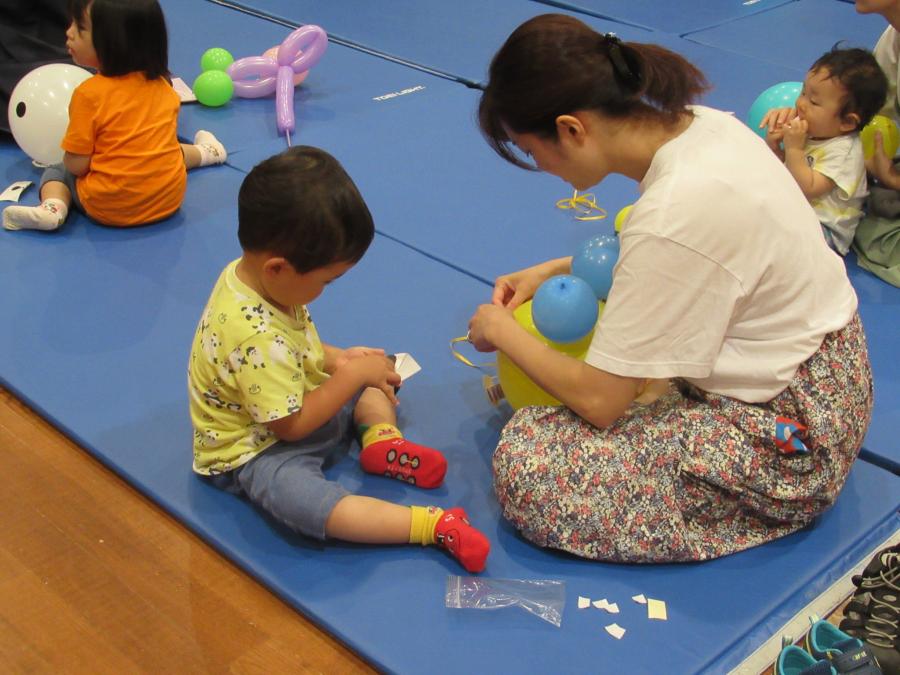 一組の親子が一緒に作る様子