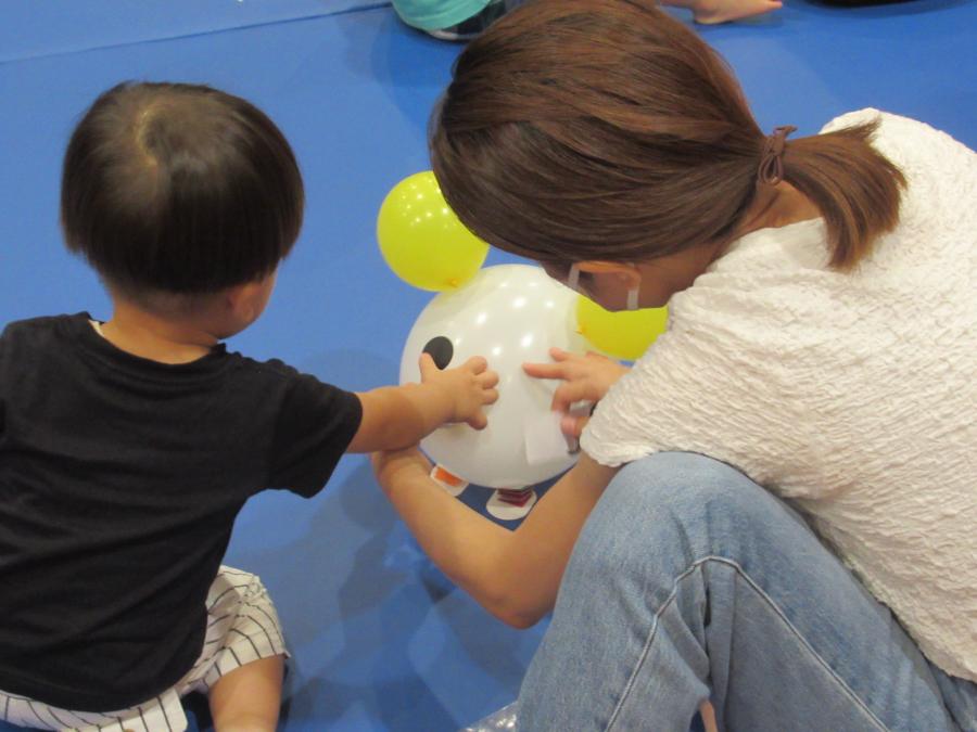 一組の親子がバルーンの動物を作る様子