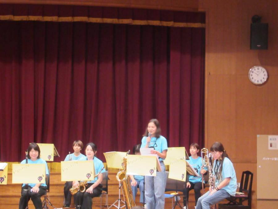 演奏するおたまじゃくしの司会の方の写真