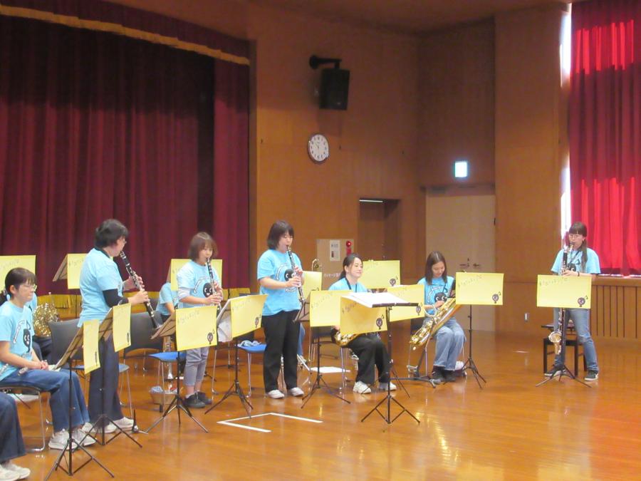 クラリネットを担当している方が楽器を紹介して吹いているところ