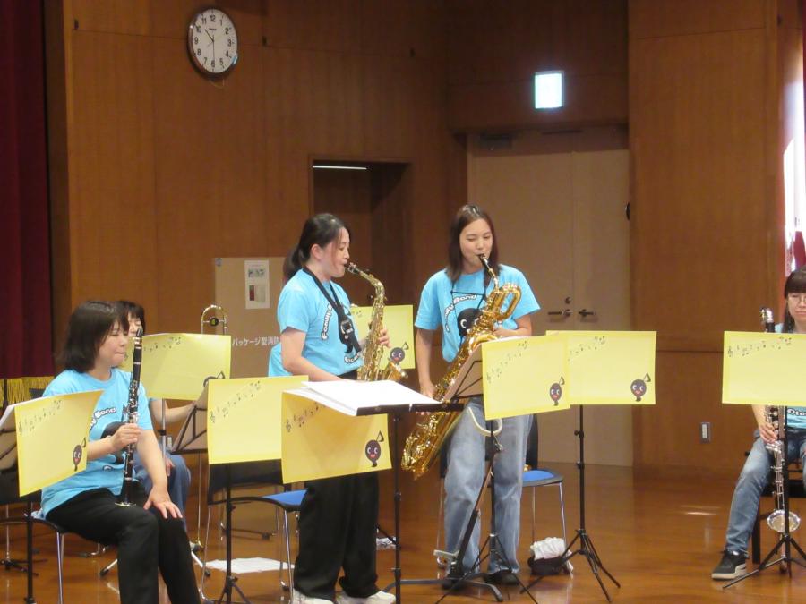 サックスの楽器紹介して吹いているところ