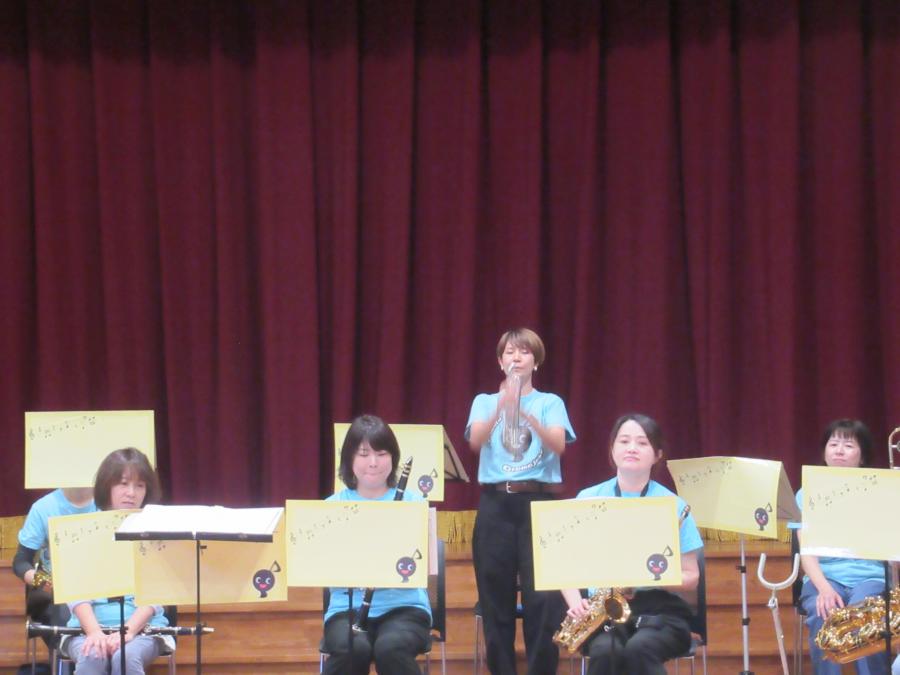 トランペットを楽器紹介で吹いている様子