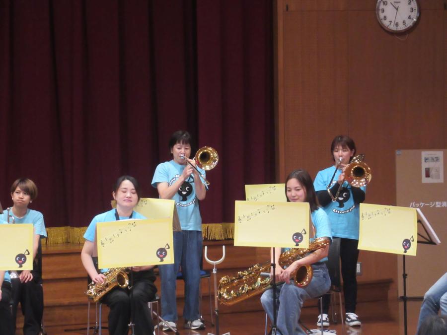 トロンボーンの楽器紹介の様子