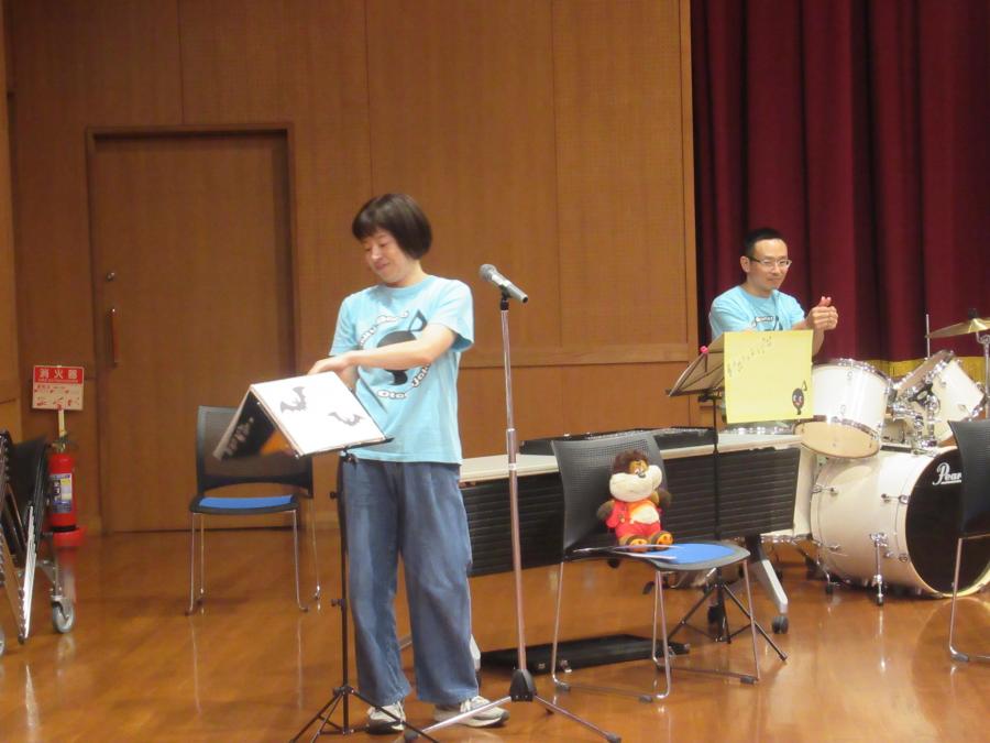 ドラムの楽器紹介の様子