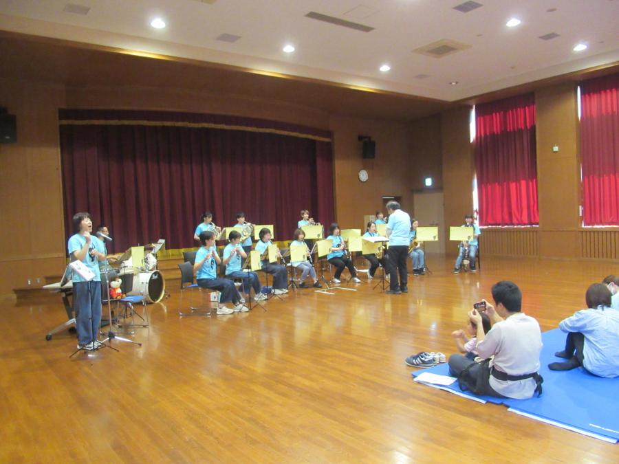 手遊びの合奏をしている様子