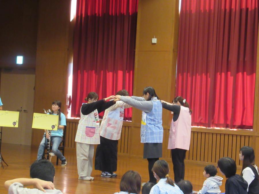 役員さんのアーチをしている所