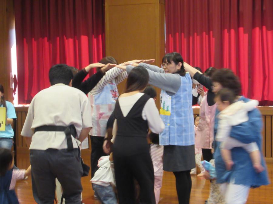 親子で手で作ったアーチをくぐる様子