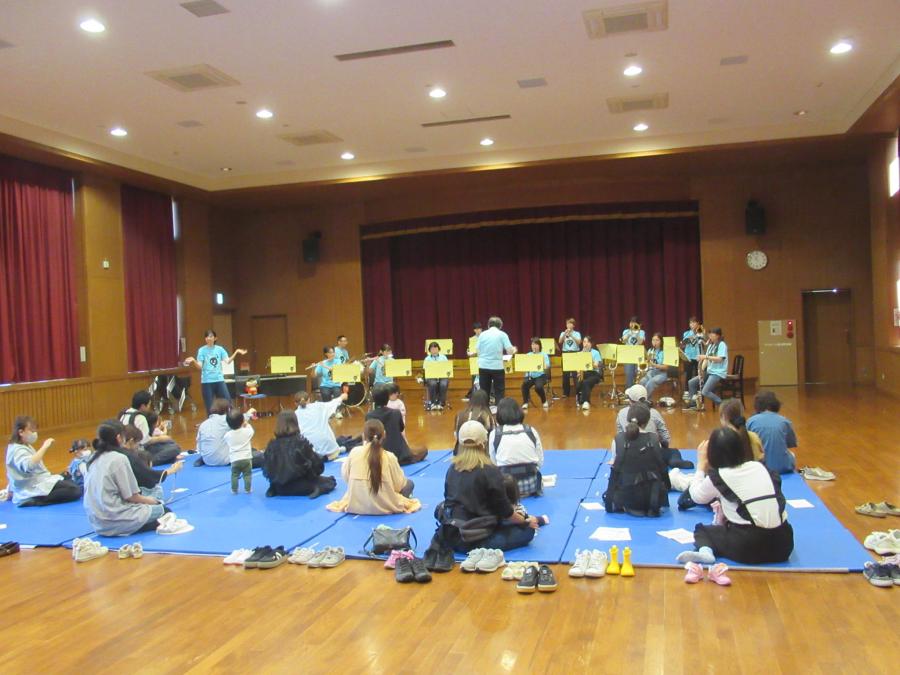 楽器を持って曲に合わせて鳴らす様子