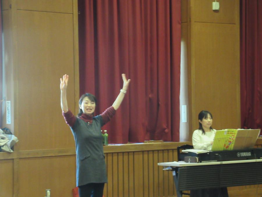 二人の講師がリトミックを指導している様子