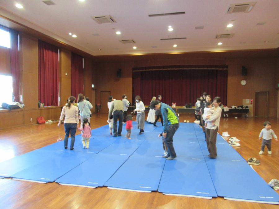 リトミックをしている会場の様子