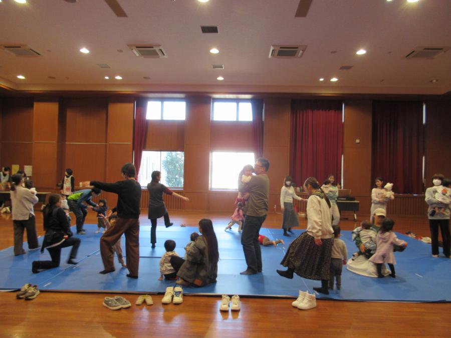 リトミックの指導を受ける親子の様子