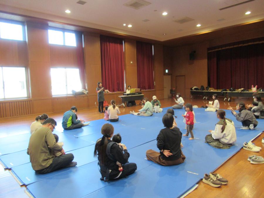 座ってリトミックをしている所