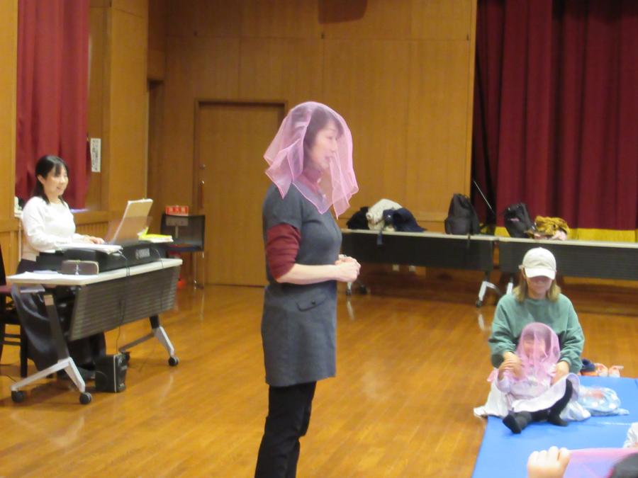 講師がピンクのスカーフを頭にかぶっている様子