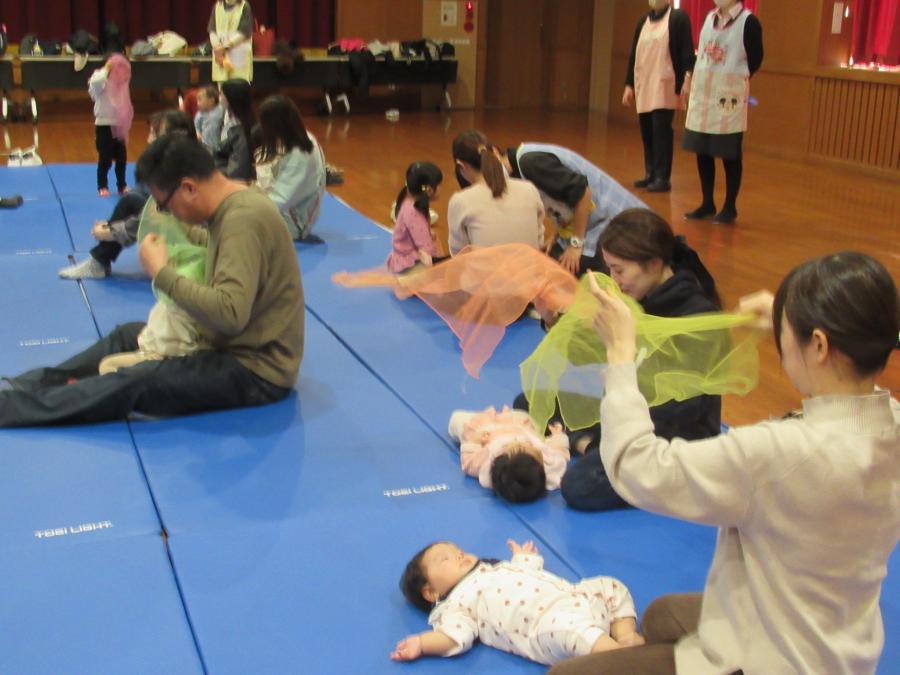 親子でスカーフで遊ぶ様子