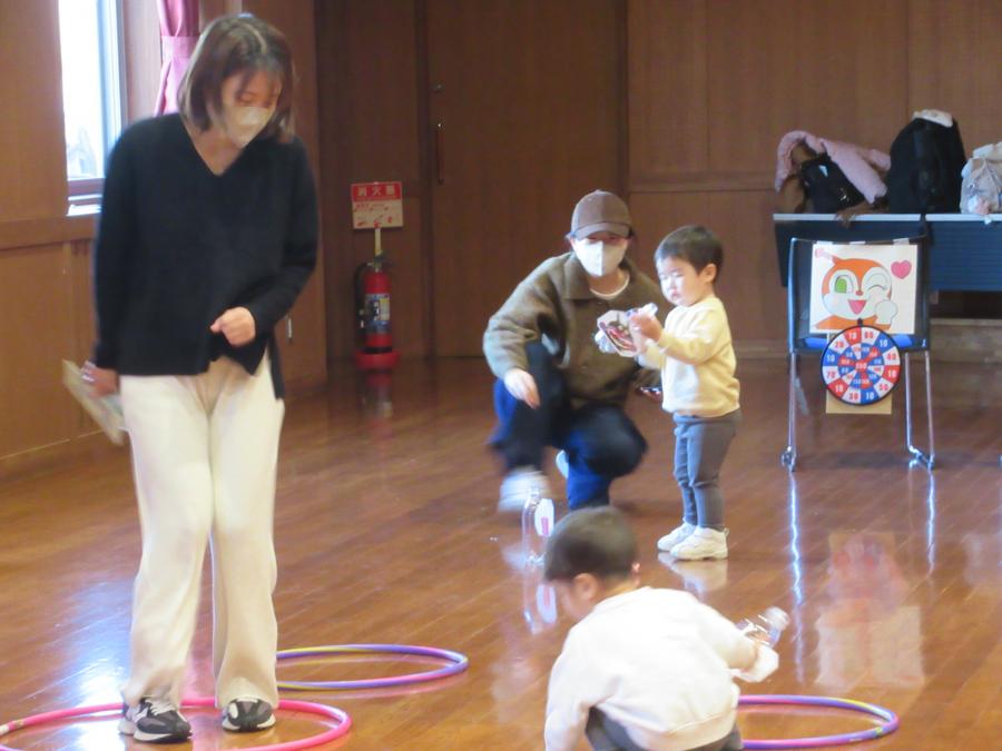 親子でフラフープをして遊ぶ様子